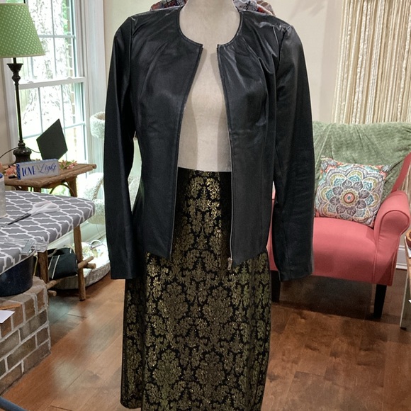 Gorgeous Black & Gold - Picture 14 of 15